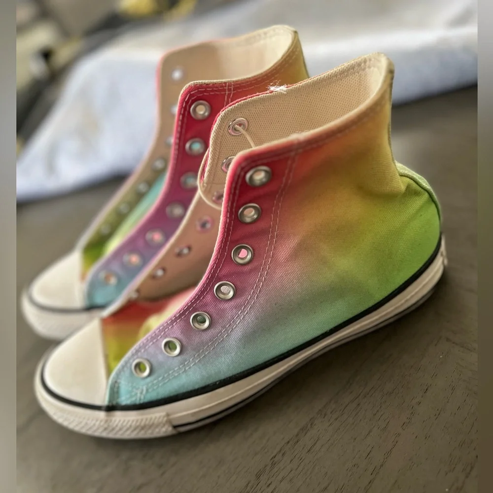*SOLD* Women’s Converse - Picture 4 of 5